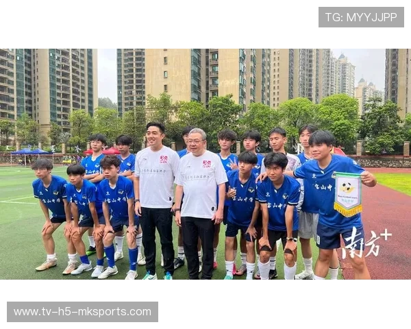 球迷狂欢!友谊赛现场气氛火爆无限,球会友谊赛足球赛程